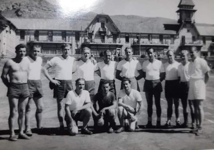 Marineros del graf spee en villa ventana